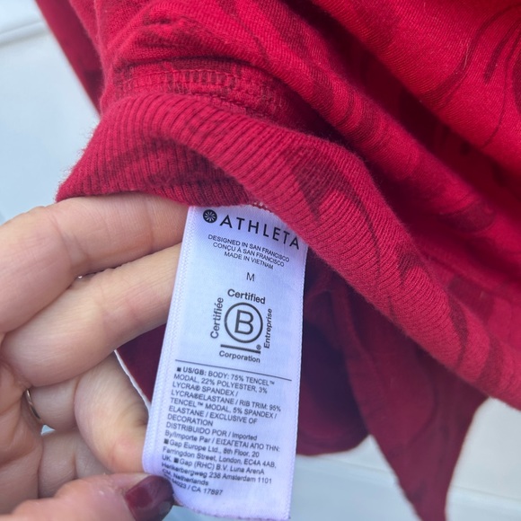 Athleta V-neck sweatshirt M coastal luxe holiday red and black swirl athleisure - Picture 11 of 14